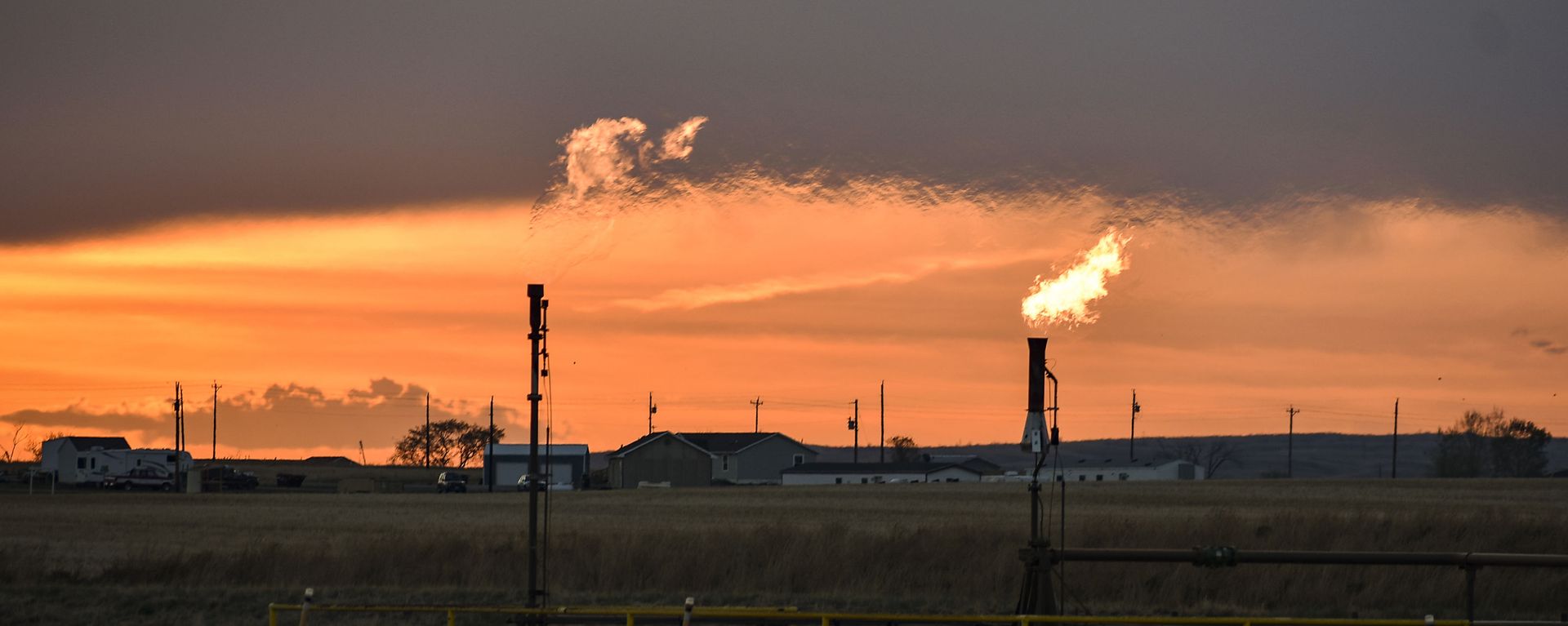 In this Tuesday, May 18, 2021, photo, flares burn natural gas from oil production in the Fort Berthold Indian Reservation east of New Town, North Dakota. In this Tuesday, May 18, 2021, photo, flares burn natural gas from oil production in the Fort Berthold Indian Reservation east of New Town, North Dakota. - Sputnik International, 1920, 29.01.2022