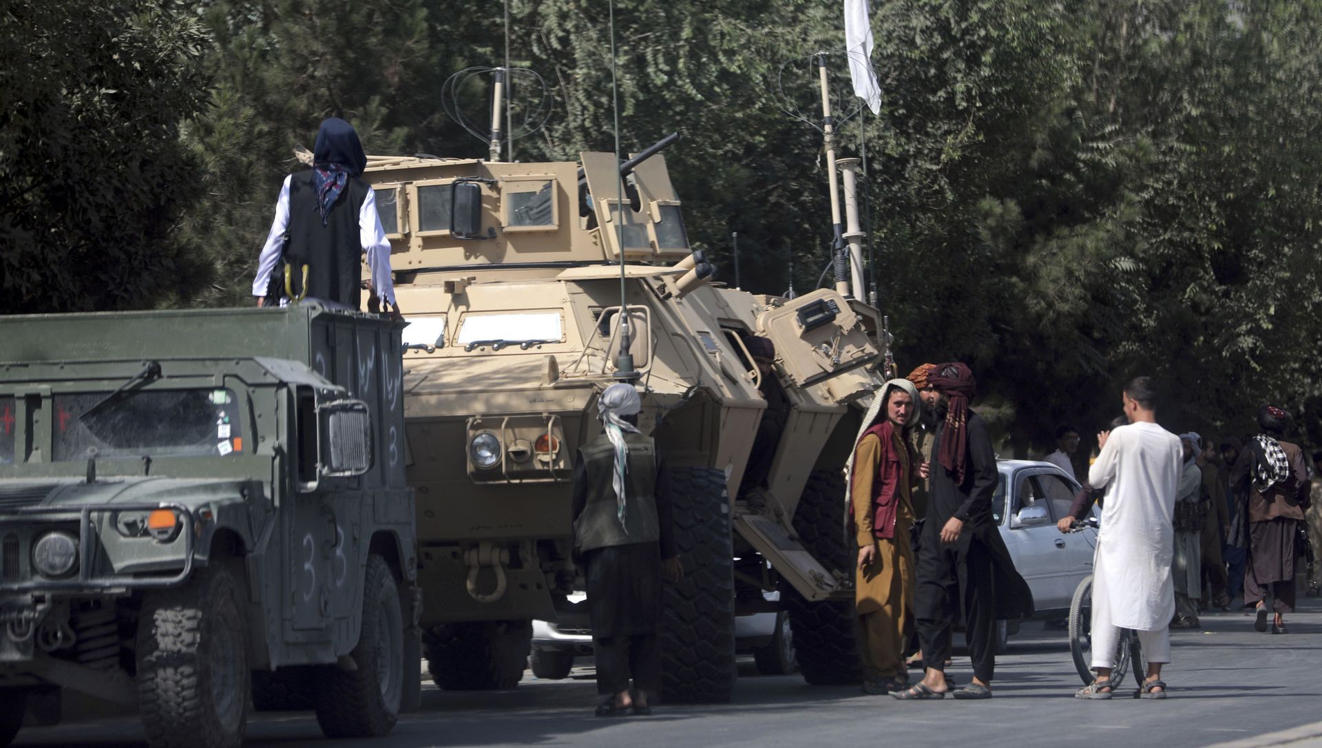 Taliban fighters stand guard on the road to the Hamid Karzai International Airport, in Kabul, Afghanistan, Monday, Aug. 16, 2021 Taliban fighters stand guard on the road to the Hamid Karzai International Airport, in Kabul, Afghanistan, Monday, Aug. 16, 2021 - Sputnik International, 1920, 19.08.2021
