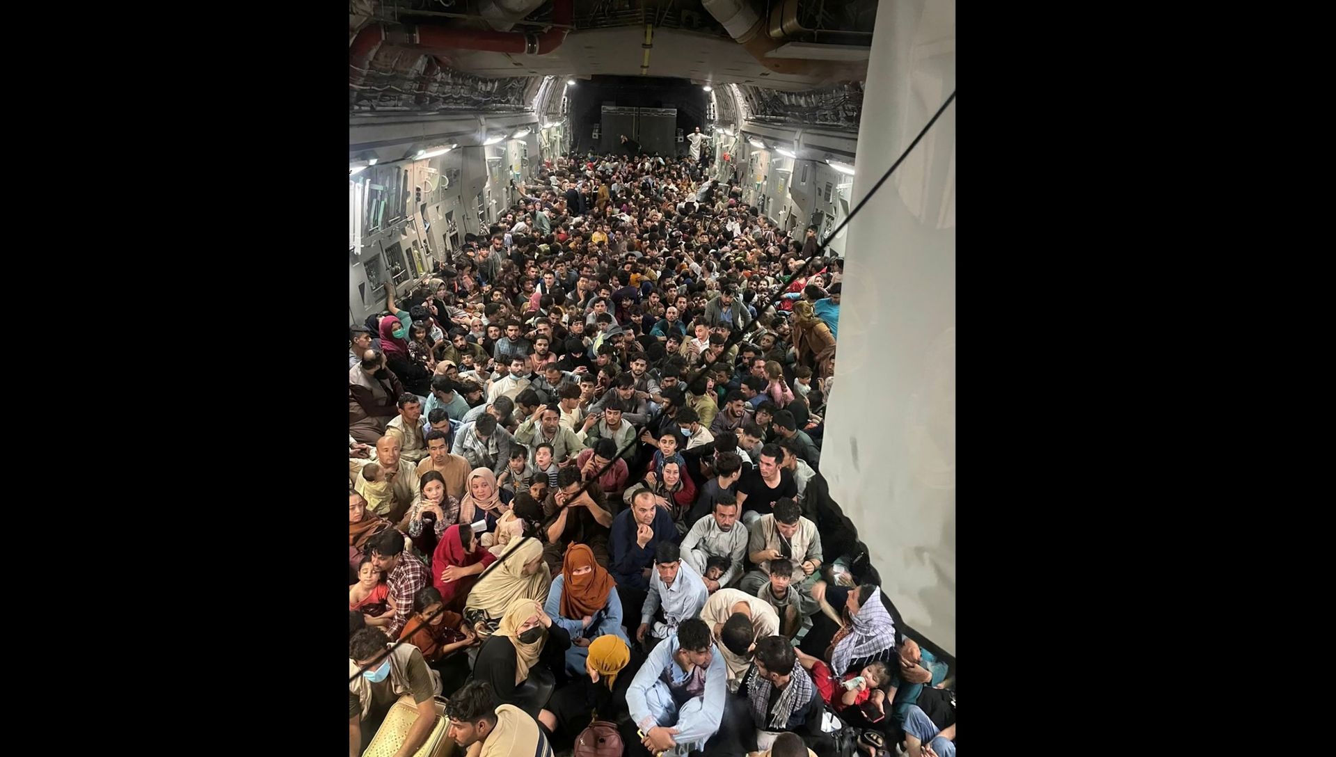 Evacuees crowd the interior of a U.S. Air Force C-17 Globemaster III transport aircraft, carrying some 640 Afghans to Qatar from Kabul, Afghanistan August 15, 2021. Picture taken August 15, 2021 Evacuees crowd the interior of a U.S. Air Force C-17 Globemaster III transport aircraft, carrying some 640 Afghans to Qatar from Kabul, Afghanistan August 15, 2021. Picture taken August 15, 2021 - Sputnik International, 1920, 07.09.2021