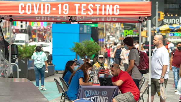 People sign up to take a coronavirus disease (COVID-19) test at a mobile testing van in Times Square in New York City, U.S., August 16, 2021.  - Sputnik International