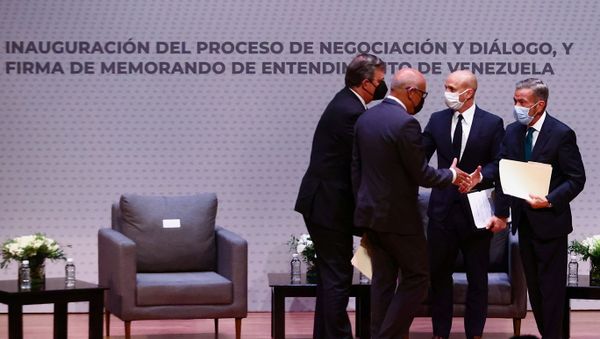 Jorge Rodriguez, President of the National Assembly of Venezuela, Mexican Foreign Minister Marcelo Ebrard, Dag Nylander, Representative of Norway government and Gerardo Blyde Perez, head of the opposition delegation of Venezuela, shake hands after meeting to seek consensus on how to overcome the economic and social crises gripping Venezuela, in Mexico City, Mexico August 13, 2021. - Sputnik International