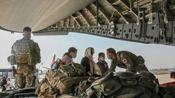 British citizens and dual nationals residing in Afghanistan board a military plane for evacuation from Kabul airport, Afghanistan August 16, 2021, in this handout picture obtained by Reuters on August 17, 2021. - Sputnik International