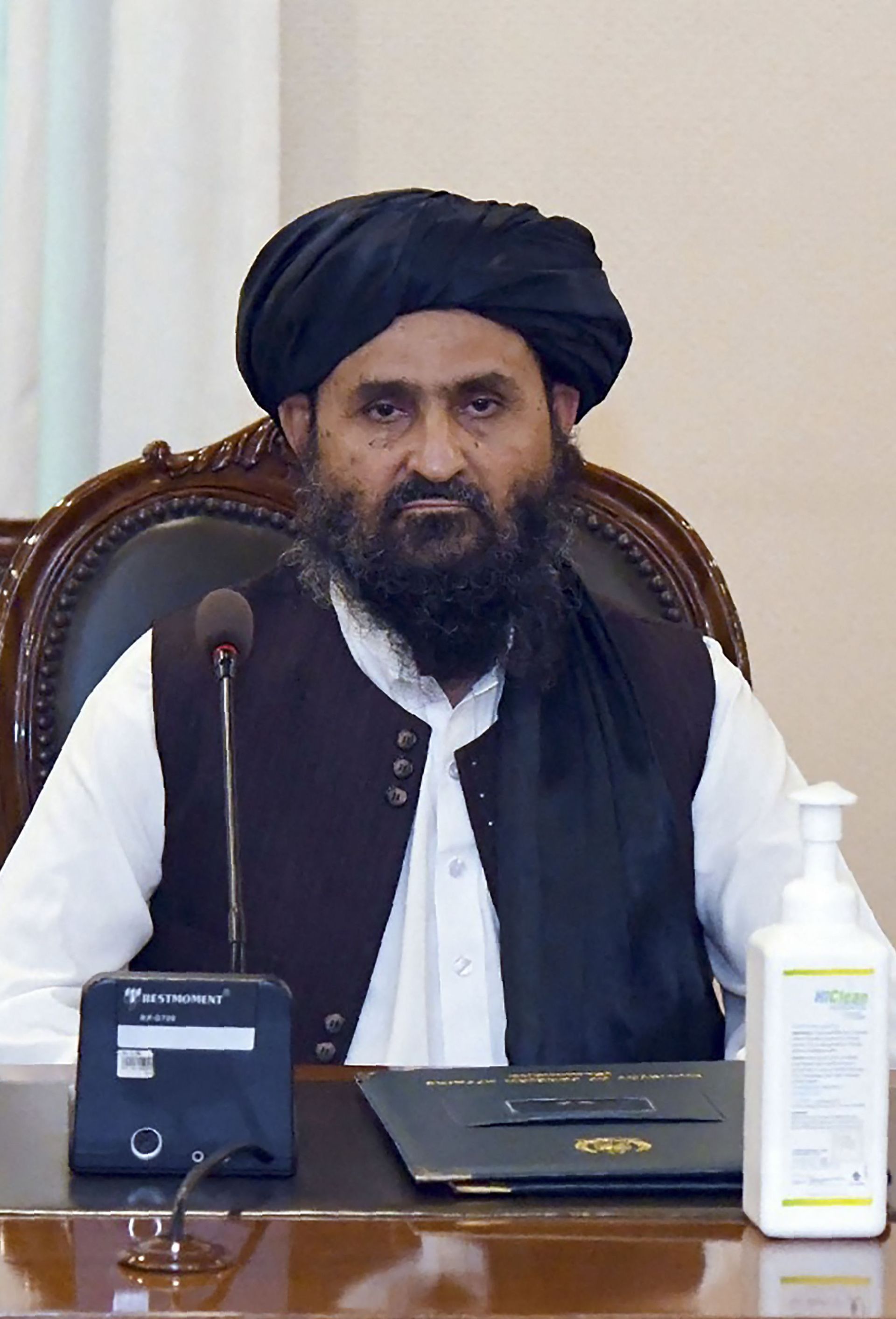 In this handout photograph taken on August 25, 2020, and released by the Pakistan Foreign Ministry, Taliban co-founder Mullah Abdul Ghani Baradar talks with Pakistan's Foreign Minister Shah Mehmood Qureshi (unseen) at the Pakistan Foreign Ministry in Islamabad - Sputnik International, 1920, 15.09.2021
