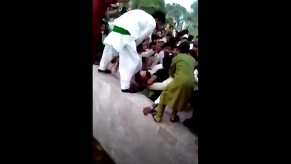 Woman allegedly molested by hundreds of men at once in Pakistan. - Sputnik International