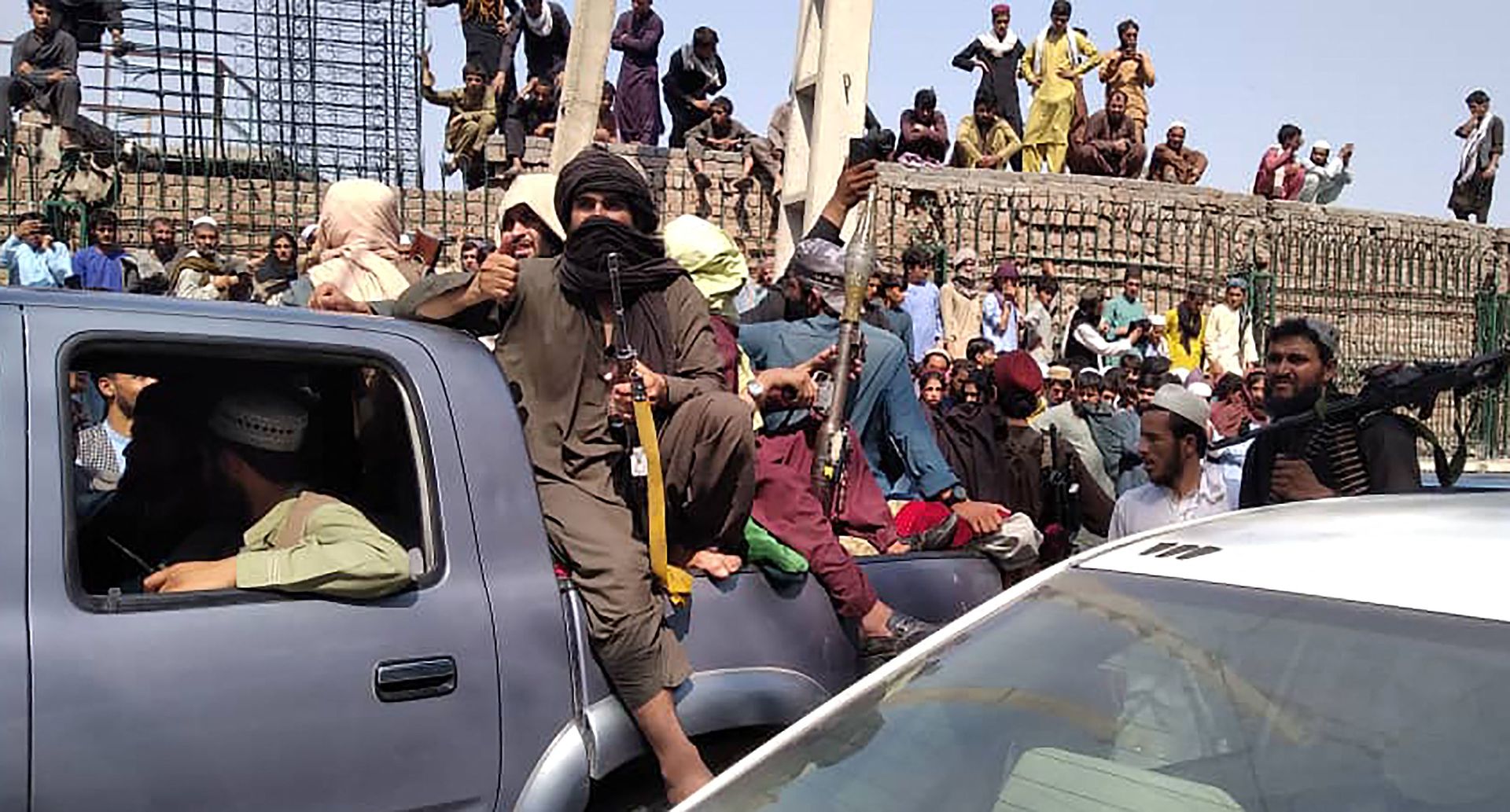 Taliban fighters sit on a vehicle along the street in Jalalabad province on August 15, 2021. - Sputnik International, 1920, 07.09.2021