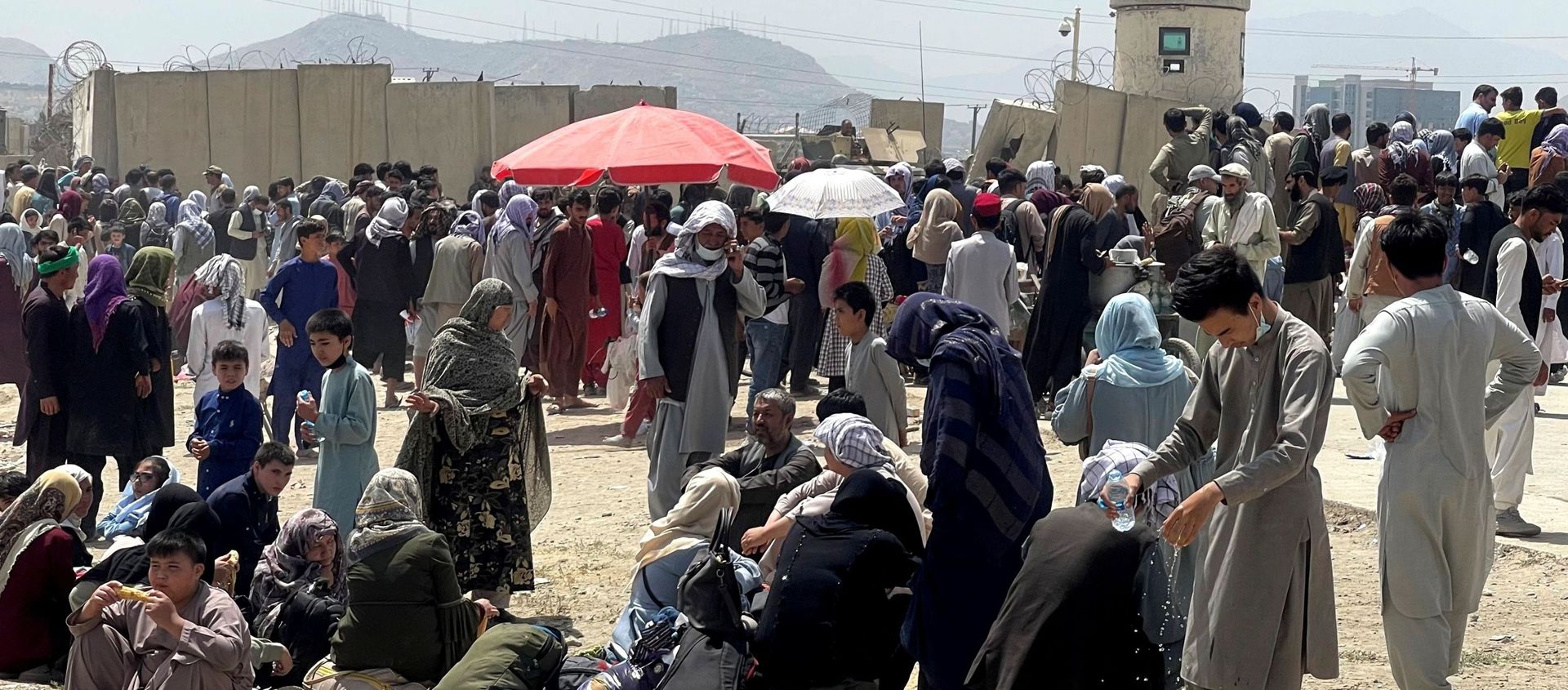 People wait outside Hamid Karzai International Airport in Kabul, Afghanistan August 17, 2021. People wait outside Hamid Karzai International Airport in Kabul, Afghanistan August 17, 2021. - Sputnik International, 1920, 18.08.2021