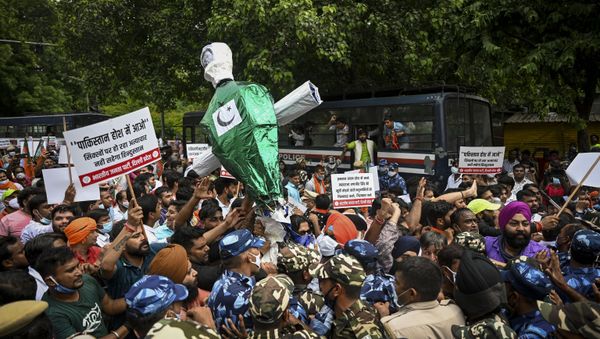 Activists of India's ruling Bharatiya Janata Party (BJP) carry an effigy of Pakistani  prime minister Imran Khan during a protest against a Pakistani hardliner group in New Delhi on August 18, 2021, after a nine-feet bronze statue of Sikh ruler Maharaja Ranjit Singh was reportedly vandalised at the Lahore Fort in Pakistan's Punjab province - Sputnik International