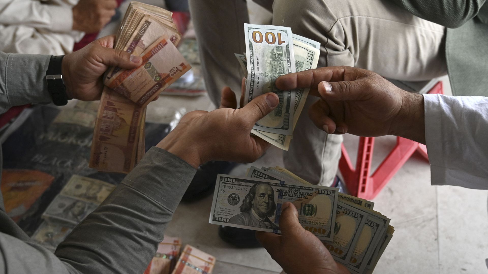 A currency dealer (R) counts US dollars at the Shahzada exchange market in Kabul on 21 June 2021 A currency dealer (R) counts US dollars at the Shahzada exchange market in Kabul on 21 June 2021 - Sputnik International, 1920, 18.08.2021