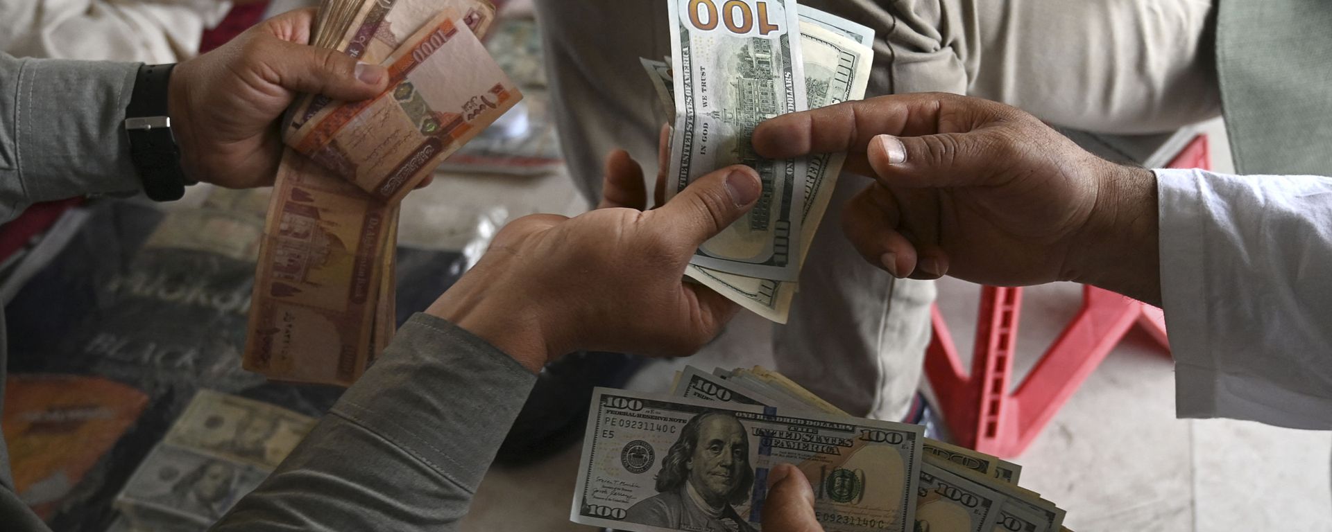 A currency dealer (R) counts US dollars at the Shahzada exchange market in Kabul on 21 June 2021 A currency dealer (R) counts US dollars at the Shahzada exchange market in Kabul on 21 June 2021 - Sputnik International, 1920, 18.08.2021
