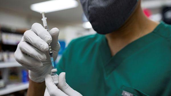 Dr. Mayank Amin draws a dose of the Pfizer-BioNTech coronavirus disease (COVID-19) vaccine before giving a booster dose at Skippack Pharmacy in Schwenksville, Pennsylvania, U.S., August 14, 2021 - Sputnik International