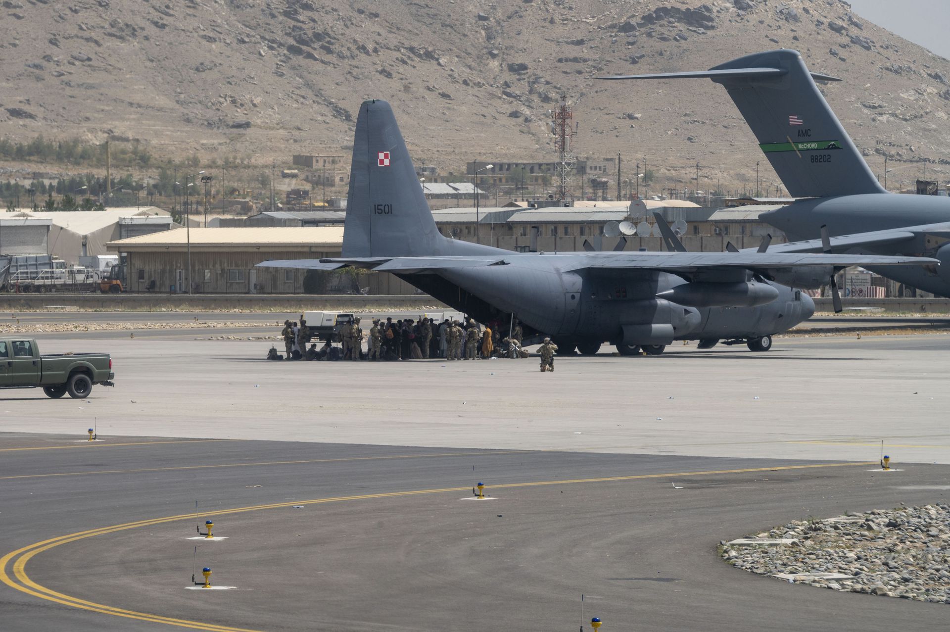 U.S. Department of Defense service members defend aircraft at Hamid Karzai International Airport (HKIA), in support of Operation Allies Refuge in Kabul, Afghanistan, Aug. 17, 2021. U.S. Department of Defense service members defend aircraft at Hamid Karzai International Airport (HKIA), in support of Operation Allies Refuge in Kabul, Afghanistan, Aug. 17, 2021. - Sputnik International, 1920, 07.09.2021