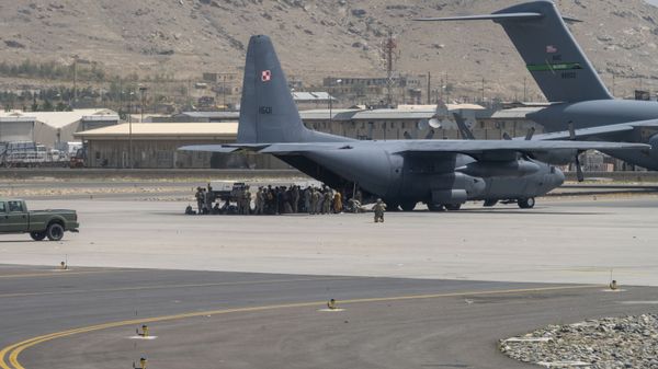 U.S. Department of Defense service members defend aircraft at Hamid Karzai International Airport (HKIA), in support of Operation Allies Refuge in Kabul, Afghanistan, Aug. 17, 2021. - Sputnik International