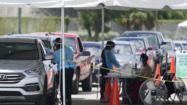 People wait in cars to get a COVID-19 test, Wednesday, Aug. 11, 2021, in Miami. COVID-19 has strained some Florida hospitals so much that ambulance services and fire departments can no longer respond as usual to every call. - Sputnik International