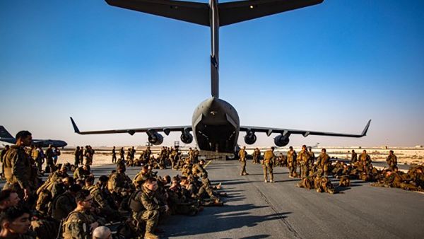 Marines assigned to the 24th Marine Expeditionary Unit (MEU) await a flight to Kabul Afghanistan, at Al Udeied Air Base, Qatar Tuesday, Aug. 17, 2021 - Sputnik International