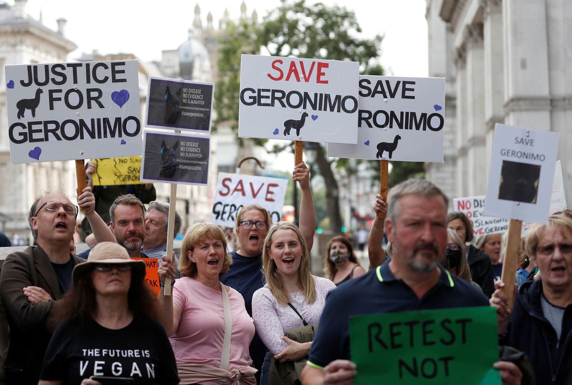 Protesters demonstrate against the ruling that Geronimo, an Alpaca believed to be carrying TB, has to be euthanised, in London, Britain, August 9, 2021 Protesters demonstrate against the ruling that Geronimo, an Alpaca believed to be carrying TB, has to be euthanised, in London, Britain, August 9, 2021 - Sputnik International, 1920, 07.09.2021