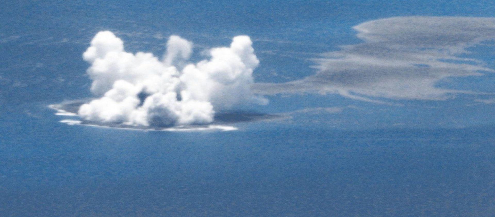 A submarine volcano near Iwo Jima erupts on Sunday - Sputnik International, 1920, 19.08.2021