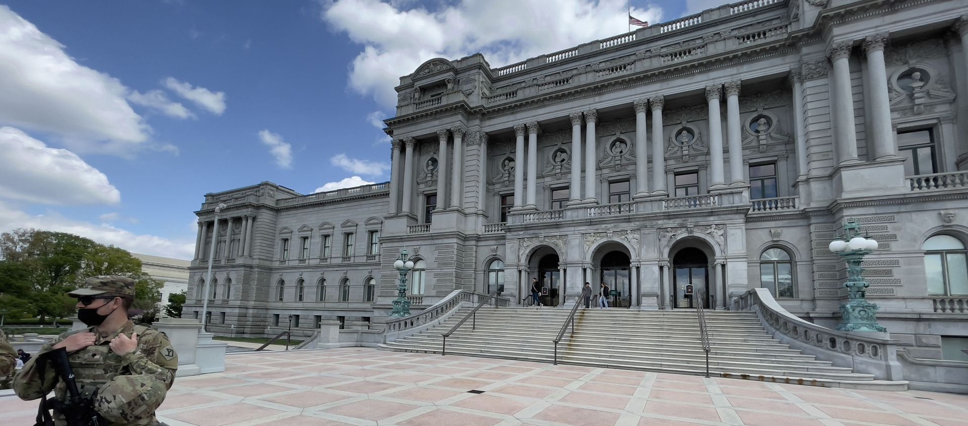 A member of the National guard stands outside the Library of Congress in Washington, DC on April 17, 2021.  - Sputnik International, 1920, 19.08.2021
