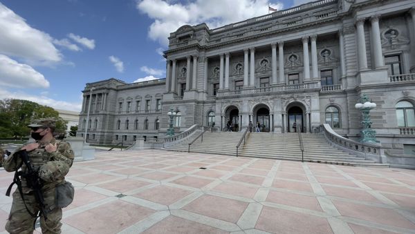 A member of the National guard stands outside the Library of Congress in Washington, DC on April 17, 2021.  - Sputnik International