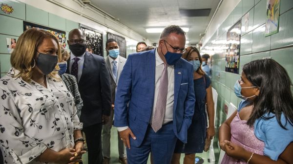 Education Secretary Miguel Cardona and Schools Chancellor Meisha Porter speak to Mia Arias, 10, during their visit to P.S. 5 Port Morris, a Bronx elementary school, Tuesday, Aug. 17, 2021 in New York. - Sputnik International