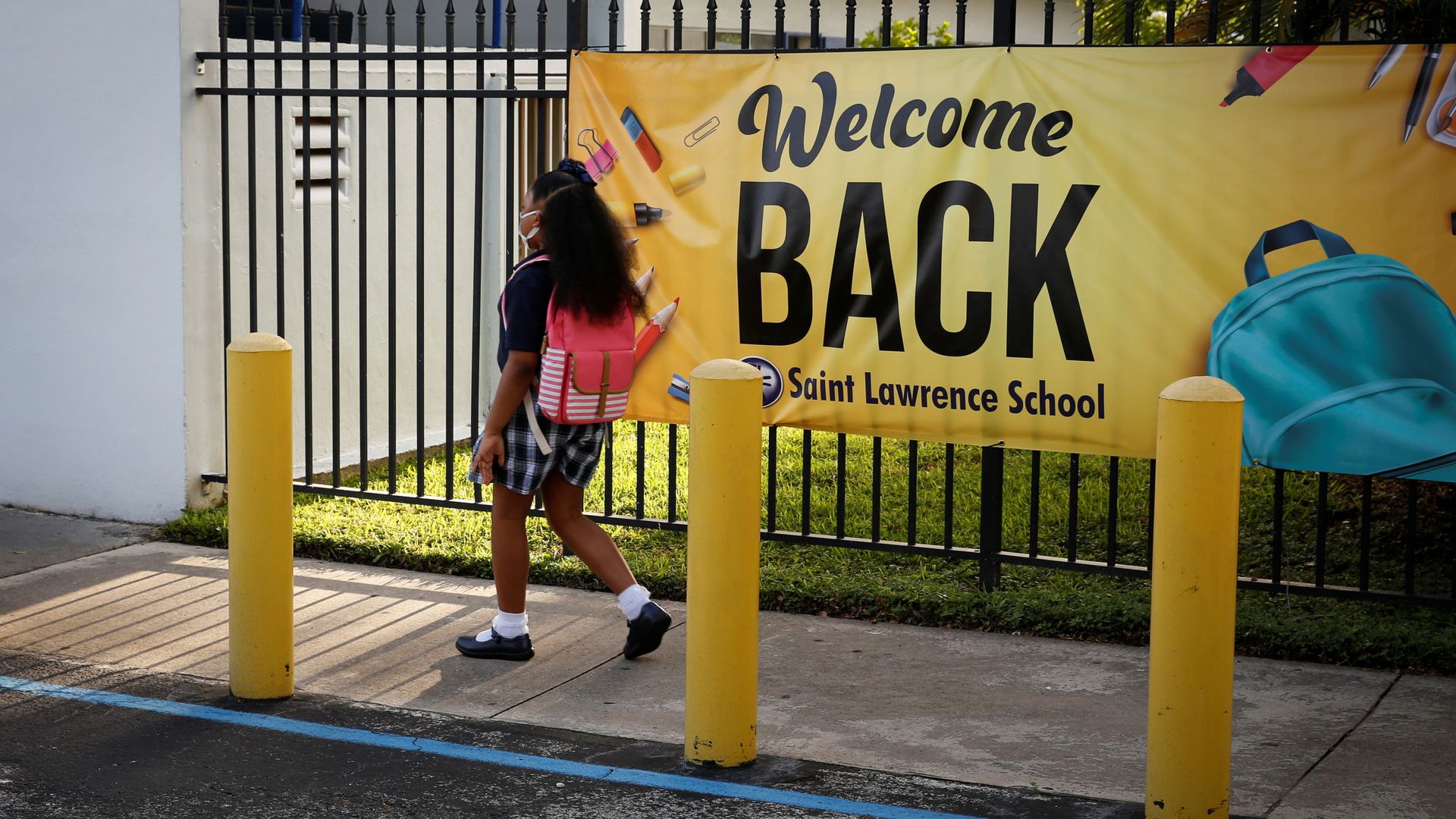 A student wearing a protective masks, walks past a “Welcome back” banner on the first day of school, amid the coronavirus disease (COVID-19) pandemic, at St. Lawrence Catholic School in North Miami Beach, Florida, U.S. August 18, 2021. A student wearing a protective masks, walks past a “Welcome back” banner on the first day of school, amid the coronavirus disease (COVID-19) pandemic, at St. Lawrence Catholic School in North Miami Beach, Florida, U.S. August 18, 2021. - Sputnik International, 1920, 29.09.2021