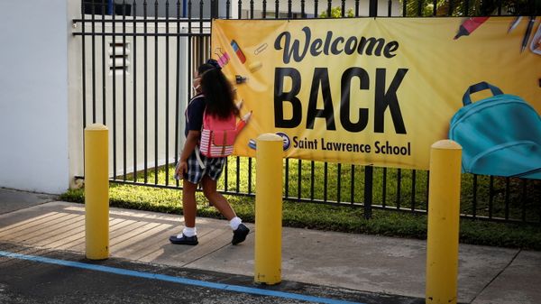 A student wearing a protective masks, walks past a “Welcome back” banner on the first day of school, amid the coronavirus disease (COVID-19) pandemic, at St. Lawrence Catholic School in North Miami Beach, Florida, U.S. August 18, 2021. A student wearing a protective masks, walks past a “Welcome back” banner on the first day of school, amid the coronavirus disease (COVID-19) pandemic, at St. Lawrence Catholic School in North Miami Beach, Florida, U.S. August 18, 2021. - Sputnik International