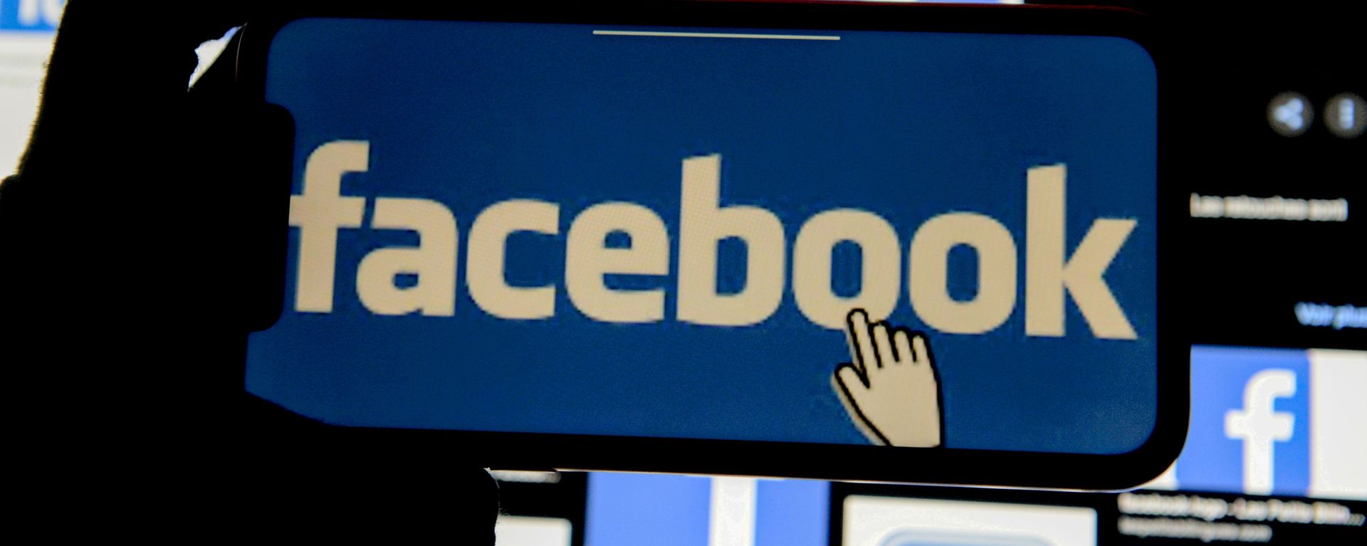 The Facebook logo is displayed on a mobile phone in this picture illustration taken December 2, 2019. The Facebook logo is displayed on a mobile phone in this picture illustration taken December 2, 2019. - Sputnik International, 1920, 13.12.2021