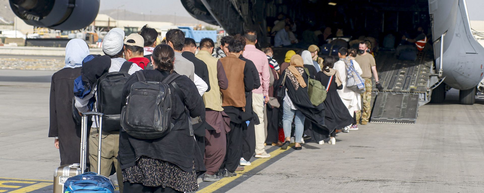 This handout photo courtesy of US Marines Corps shows evacuees stage before boarding a C-17 Globemaster III during an evacuation at Hamid Karzai International Airport, Kabul, Afghanistan, August 18, 2021 This handout photo courtesy of US Marines Corps shows evacuees stage before boarding a C-17 Globemaster III during an evacuation at Hamid Karzai International Airport, Kabul, Afghanistan, August 18, 2021 - Sputnik International, 1920, 22.08.2021