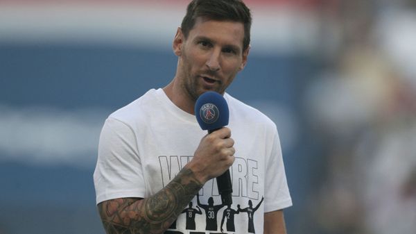 Paris Saint-Germain's Argentinian forward Lionel Messi speaks to the crowd as he is introduced during a presentation ceremony prior to the French L1 football match between Paris Saint-Germain and Racing Club Strasbourg at the Parc des Princes stadium in Paris on August 14, 2021. Paris Saint-Germain's Argentinian forward Lionel Messi speaks to the crowd as he is introduced during a presentation ceremony prior to the French L1 football match between Paris Saint-Germain and Racing Club Strasbourg at the Parc des Princes stadium in Paris on August 14, 2021. - Sputnik International