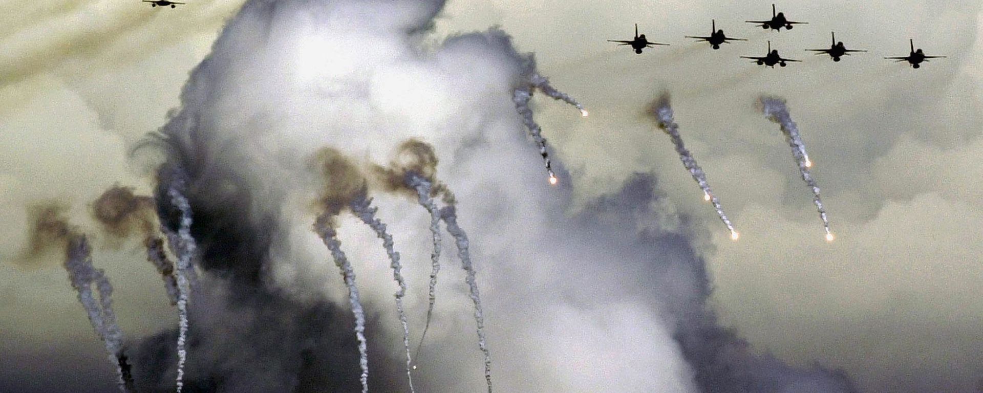 A squadron of U.S. made F-16, right, and Taiwanese-made IDF, left, fly in formation as they drop flares during the Han Kuang 19 exercise, a combined live-fire drill in Lotung, 120 km east of Taipei, 4 September 2003 A squadron of U.S. made F-16, right, and Taiwanese-made IDF, left, fly in formation as they drop flares during the Han Kuang 19 exercise, a combined live-fire drill in Lotung, 120 km east of Taipei, 4 September 2003 - Sputnik International, 1920, 20.08.2021