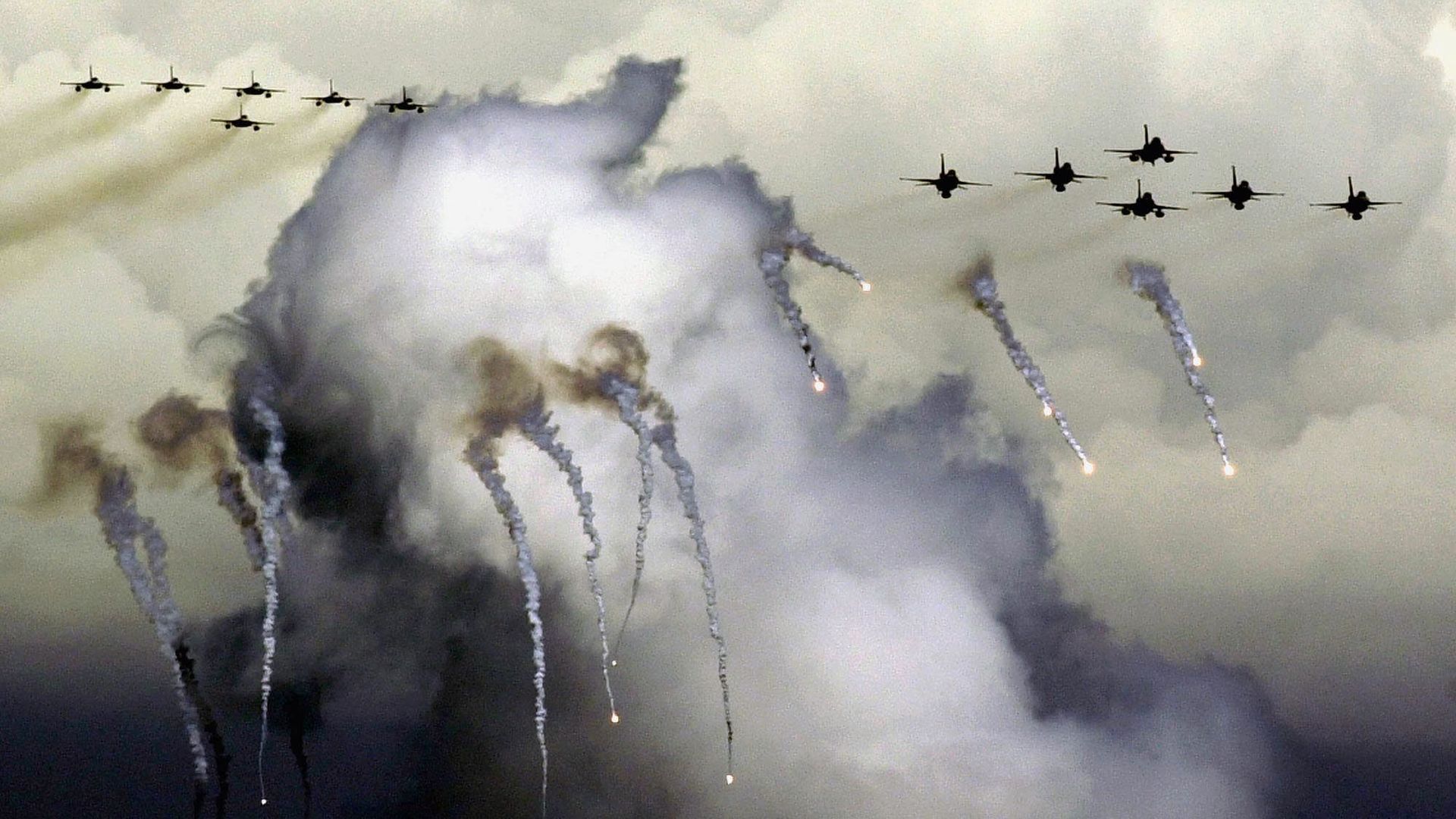 A squadron of U.S. made F-16, right, and Taiwanese-made IDF, left, fly in formation as they drop flares during the Han Kuang 19 exercise, a combined live-fire drill in Lotung, 120 km east of Taipei, 4 September 2003 A squadron of U.S. made F-16, right, and Taiwanese-made IDF, left, fly in formation as they drop flares during the Han Kuang 19 exercise, a combined live-fire drill in Lotung, 120 km east of Taipei, 4 September 2003 - Sputnik International, 1920, 20.08.2021