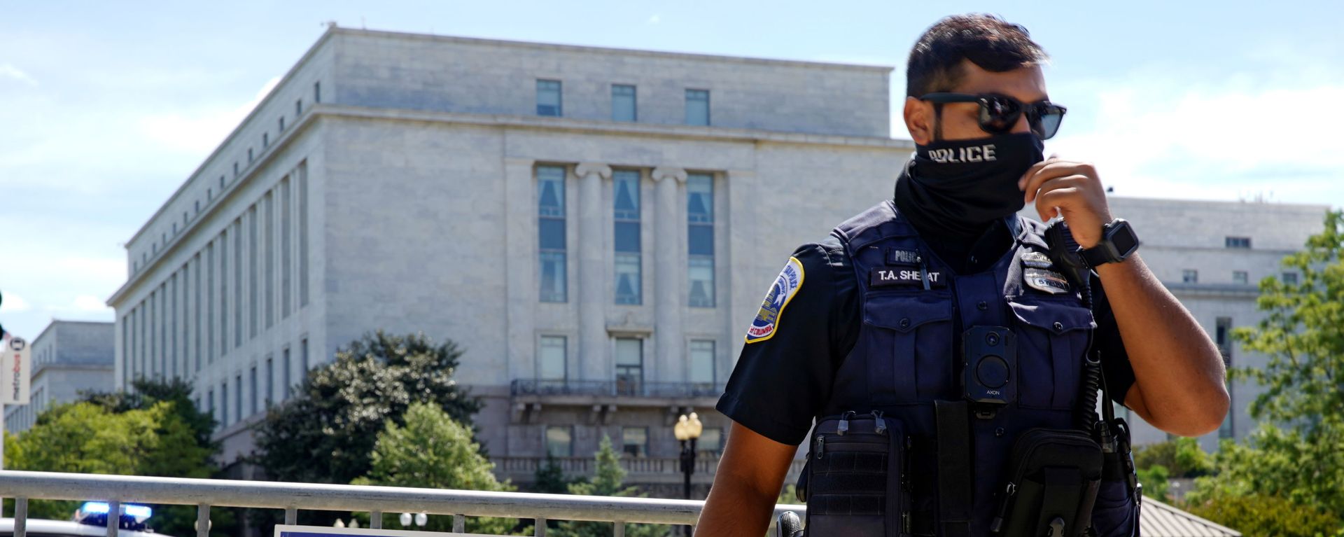 A U.S. Capitol Police officer mans a police barricade as police investigated a bomb threat near the U.S. Capitol in Washington, U.S., August 19, 2021. - Sputnik International, 1920, 13.09.2021