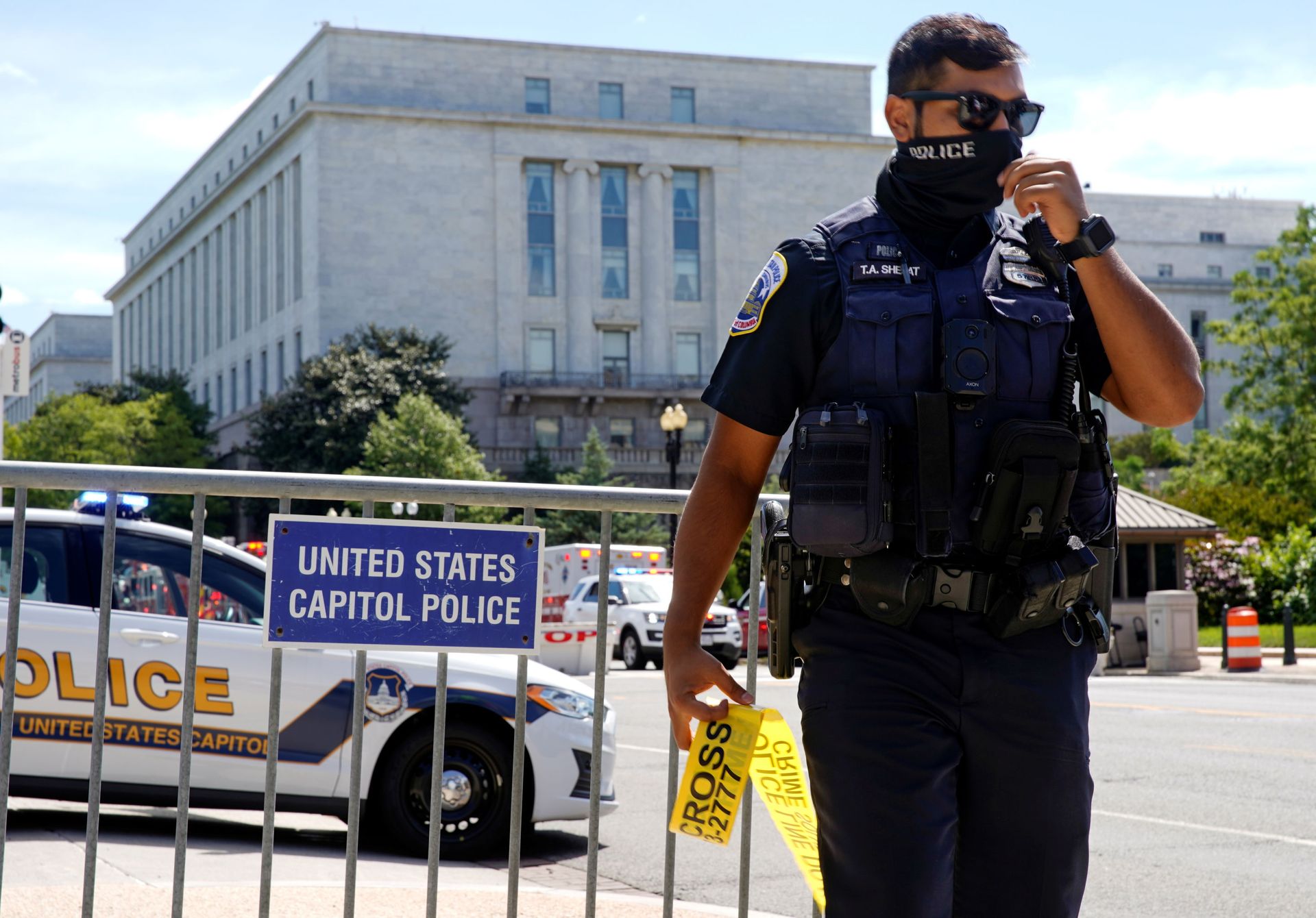 A U.S. Capitol Police officer mans a police barricade as police investigated a bomb threat near the U.S. Capitol in Washington, U.S., August 19, 2021. - Sputnik International, 1920, 07.09.2021