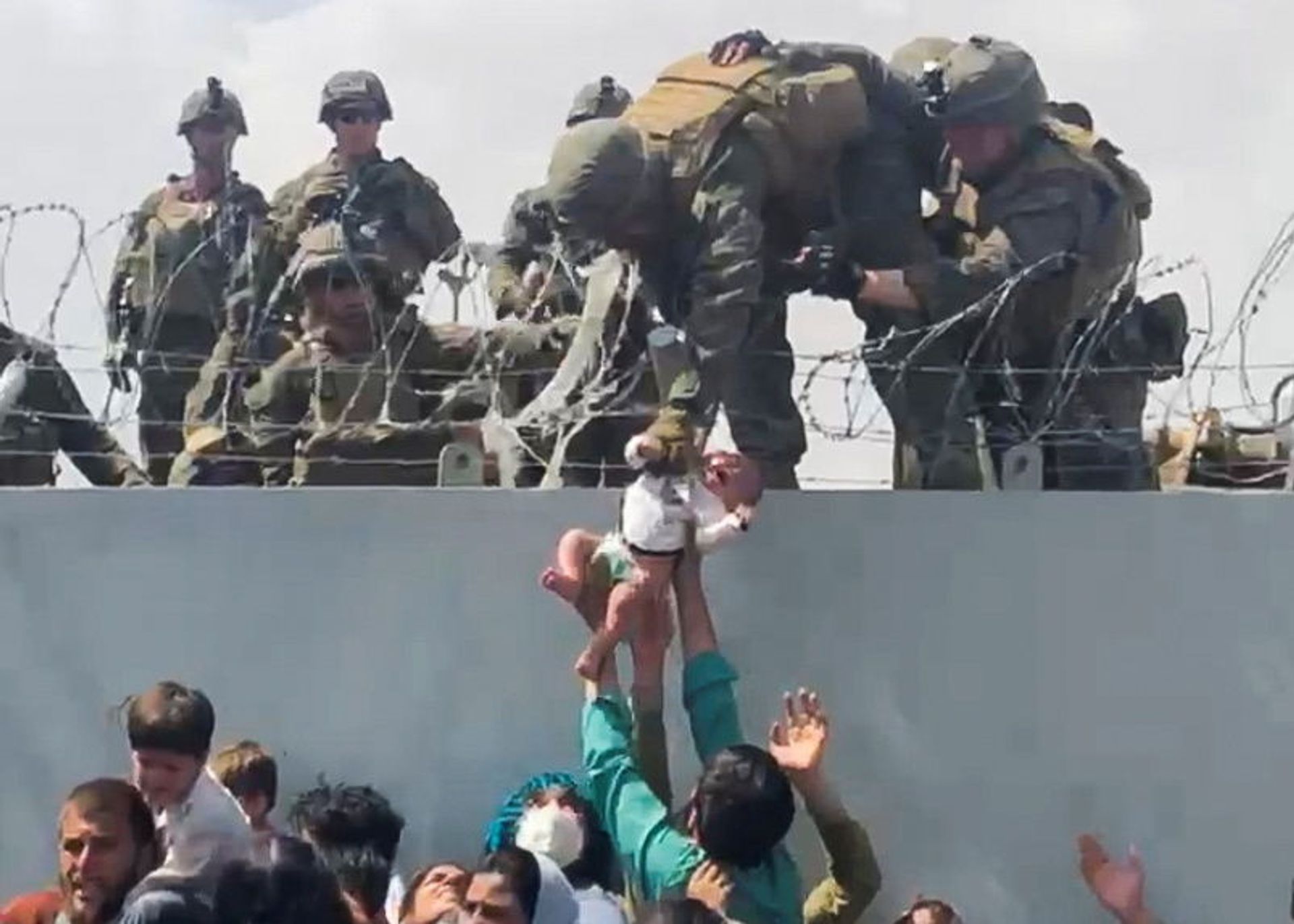 A baby is handed over to the American army over the perimeter wall of the airport for it to be evacuated, in Kabul, Afghanistan, August 19, 2021, in this still image taken from video obtained from social media. A baby is handed over to the American army over the perimeter wall of the airport for it to be evacuated, in Kabul, Afghanistan, August 19, 2021, in this still image taken from video obtained from social media. - Sputnik International, 1920, 07.09.2021