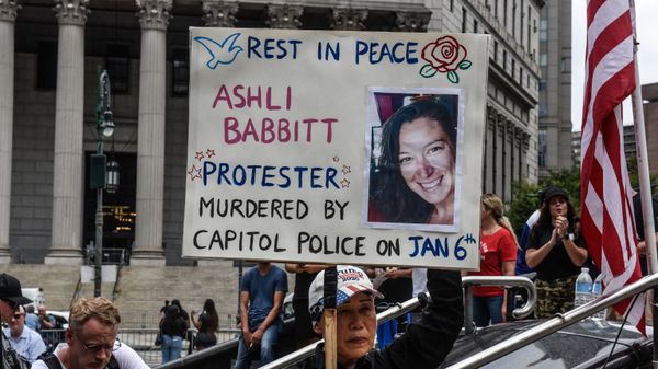A right wing protester holds a sign about Ashli Babbitt while participating in a political rally on July 25, 2021 in New York City. - Sputnik International