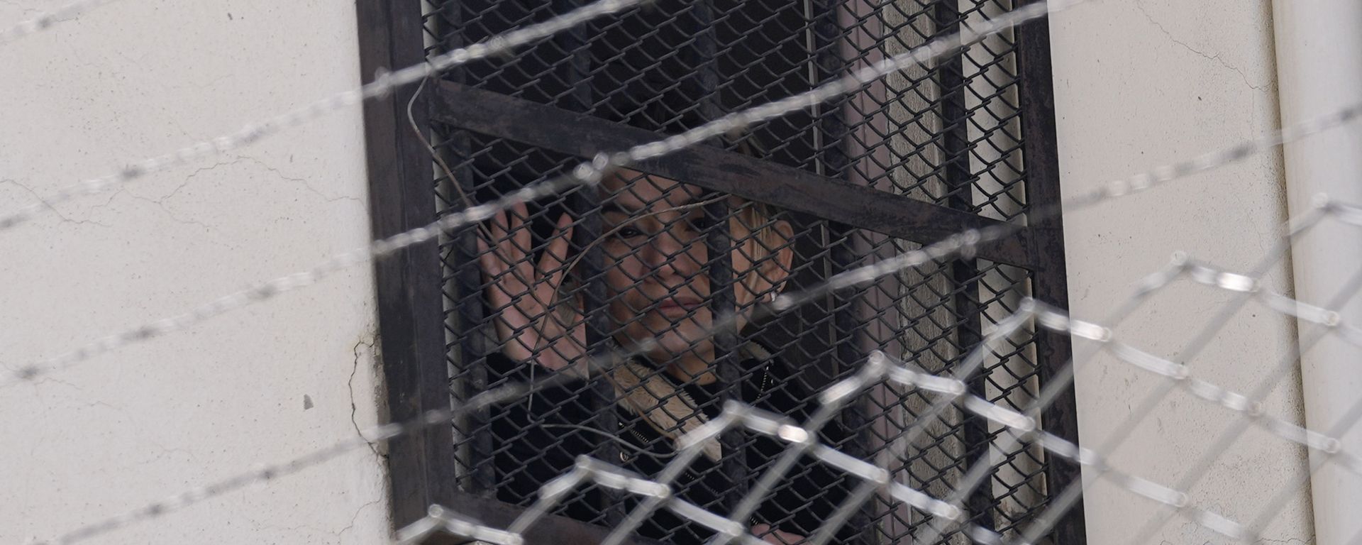 Bolivia's former interim President Jeanine Anez waves from a window of Miraflores women's jail to her supporters protesting for her release in La Paz, Bolivia, Wednesday, Aug. 18, 2021. - Sputnik International, 1920, 09.02.2022