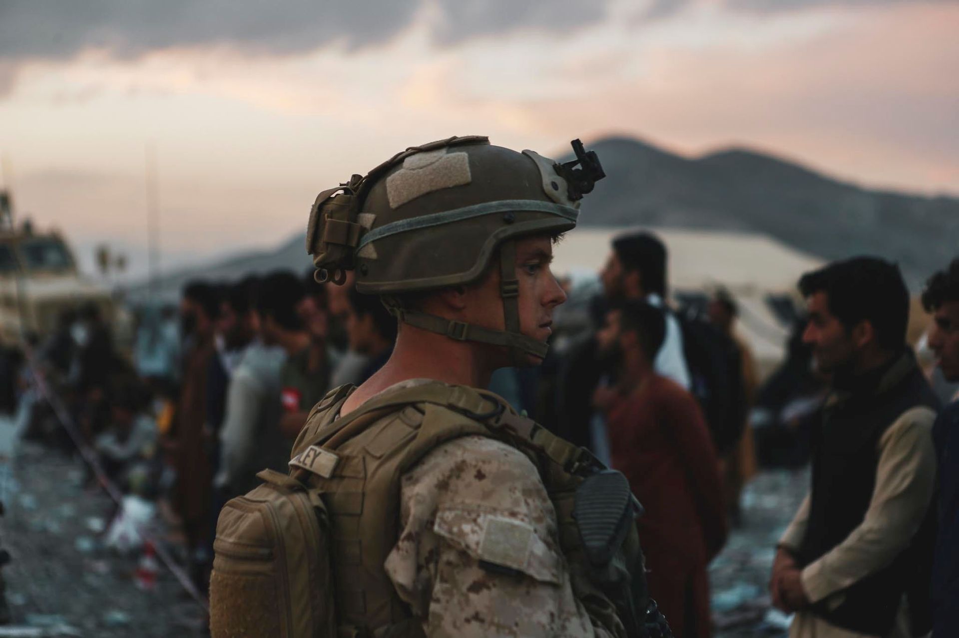 A Marine assigned to Special Purpose Marine Air Ground Task Force-Crisis Response-Central Command assists evacuees during an evacuation at Hamid Karzai International Airport, in Kabul, Afghanistan, August 20, 2021. A Marine assigned to Special Purpose Marine Air Ground Task Force-Crisis Response-Central Command assists evacuees during an evacuation at Hamid Karzai International Airport, in Kabul, Afghanistan, August 20, 2021. - Sputnik International, 1920, 07.09.2021