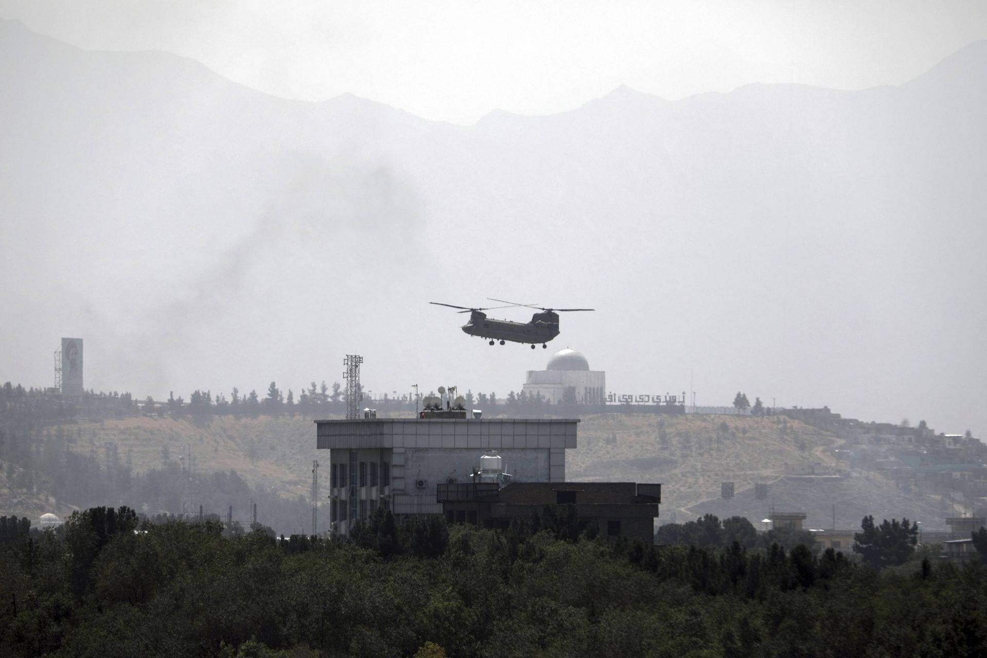 A U.S. Chinook helicopter flies over the U.S. Embassy in Kabul, Afghanistan, Sunday, Aug. 15, 2021. A U.S. Chinook helicopter flies over the U.S. Embassy in Kabul, Afghanistan, Sunday, Aug. 15, 2021. - Sputnik International, 1920, 07.09.2021