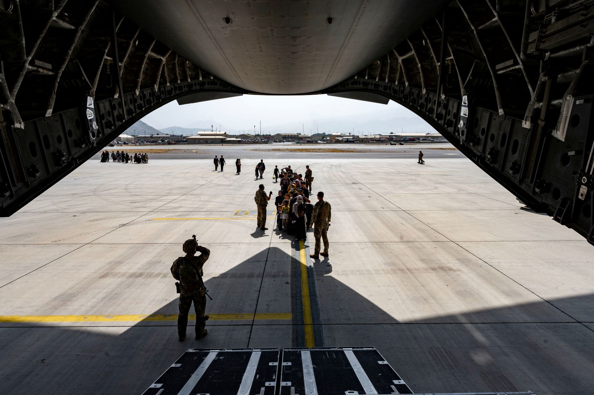 A U.S. Air Force security forces raven, assigned to the 816th Expeditionary Airlift Squadron, maintains a security cordon outside a U.S. Air Force C-17 Globemaster III aircraft in support of Operation Allies Refuge at Hamid Karzai International Airport in Kabul, Afghanistan, August 20, 2021. A U.S. Air Force security forces raven, assigned to the 816th Expeditionary Airlift Squadron, maintains a security cordon outside a U.S. Air Force C-17 Globemaster III aircraft in support of Operation Allies Refuge at Hamid Karzai International Airport in Kabul, Afghanistan, August 20, 2021. - Sputnik International, 1920, 07.09.2021
