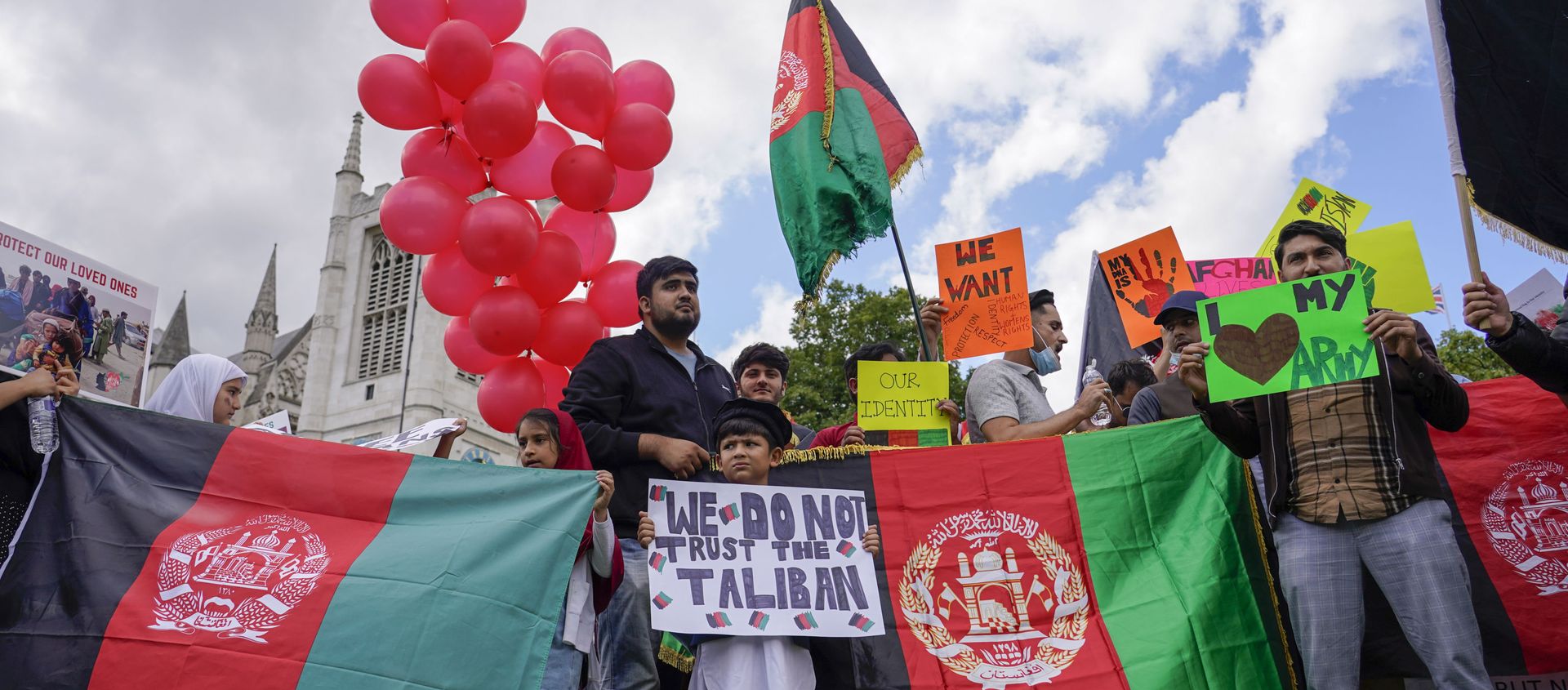 Demonstrators hold Afghanistan flags, during a protest in Parliament Square, London, Wednesday, Aug. 18, 2021. Demonstrators hold Afghanistan flags, during a protest in Parliament Square, London, Wednesday, Aug. 18, 2021. - Sputnik International, 1920