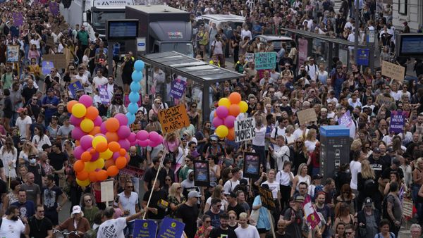 Thousands of fans of music festivals stage protests in Amsterdam, Netherlands, Saturday, Aug. 21, 2021, against the government's COVID-19 restrictions on large-scale outdoor events.  - Sputnik International