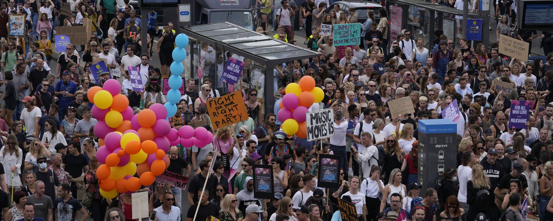 Thousands of fans of music festivals stage protests in Amsterdam, Netherlands, Saturday, Aug. 21, 2021, against the government's COVID-19 restrictions on large-scale outdoor events.  - Sputnik International, 1920, 20.11.2021