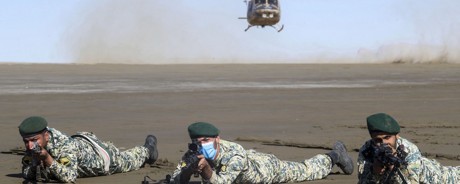 In this photo released Wednesday, Jan. 20, 2021, by the Iranian Army, troops participate in a military drill. Iran's military kicked off a ground forces drill on Tuesday along the coast of the Gulf of Oman, state TV reported, the latest in a series of snap exercises that the country is holding amid escalating tensions over its nuclear program and Washington's pressure campaign against Tehran. - Sputnik International, 1920, 04.12.2023
