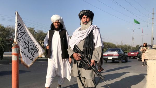 A Taliban fighter holding an M16 assault rifle stands outside the Interior Ministry in Kabul, Afghanistan, August 16, 2021. - Sputnik International