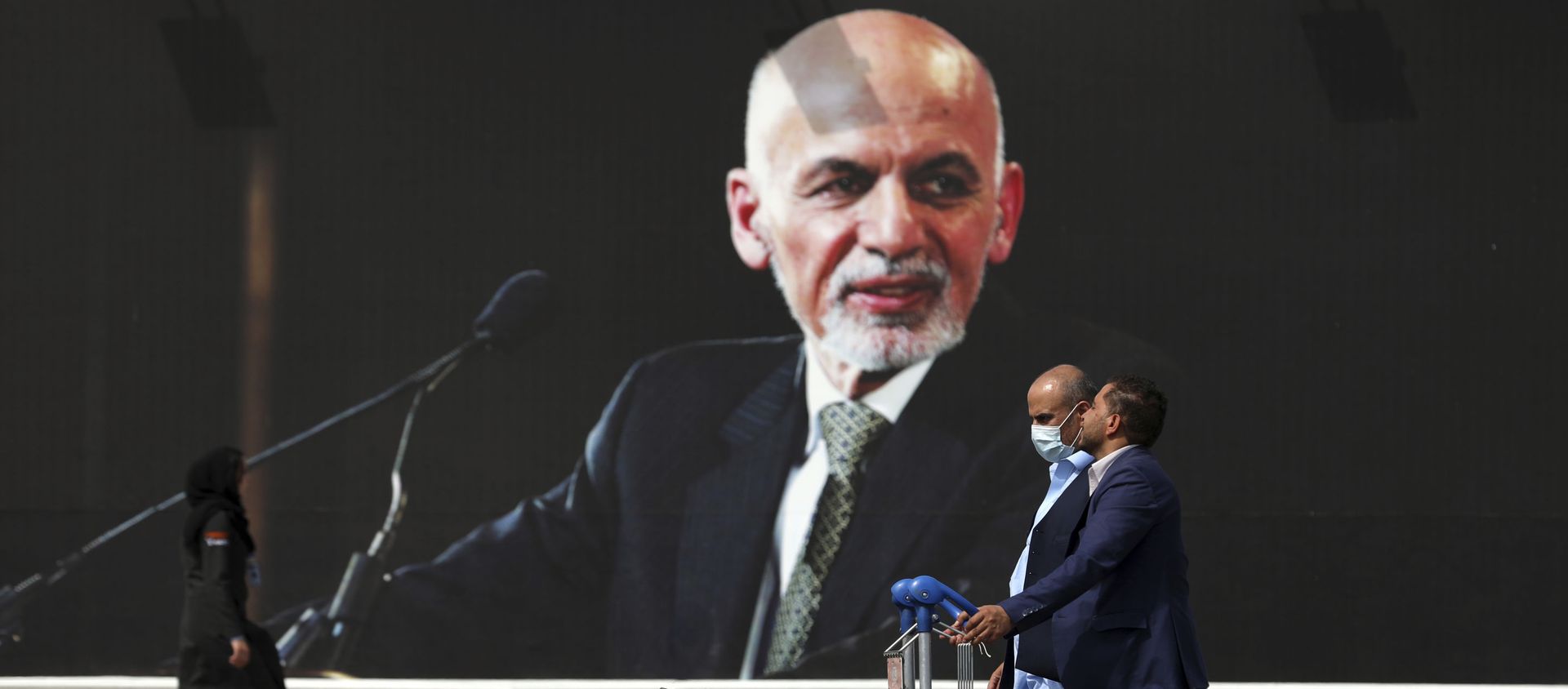 Passengers walk to the departures terminal of Hamid Karzai International Airport in Kabul, Afghanistan, on Saturday, Aug. 14, 2021, past a mural of President Ashraf Ghani, as the Taliban offensive encircled the capital. - Sputnik International, 1920, 22.08.2021