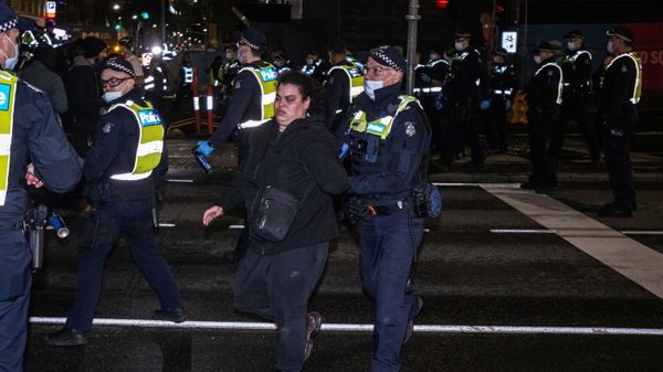 Protesters rally against a COVID-19 lockdown in Melbourne - Sputnik International