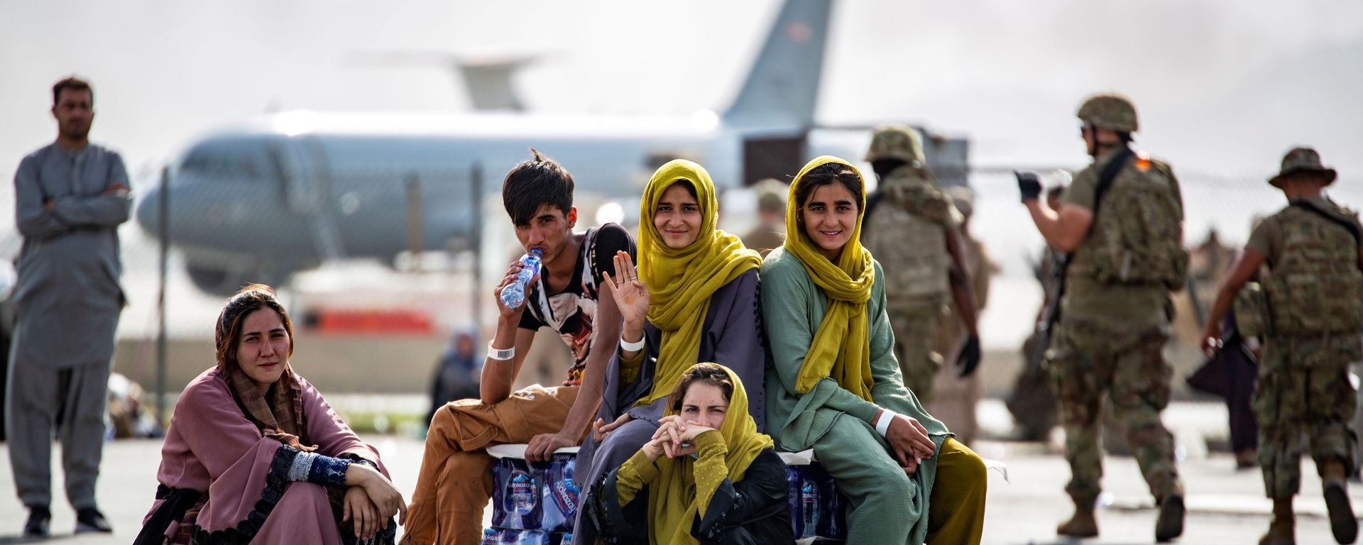 Evacuee children wait for the next flight after being manifested at Hamid Karzai International Airport, in Kabul, Afghanistan, August 19, 2021 - Sputnik International, 1920, 24.08.2021