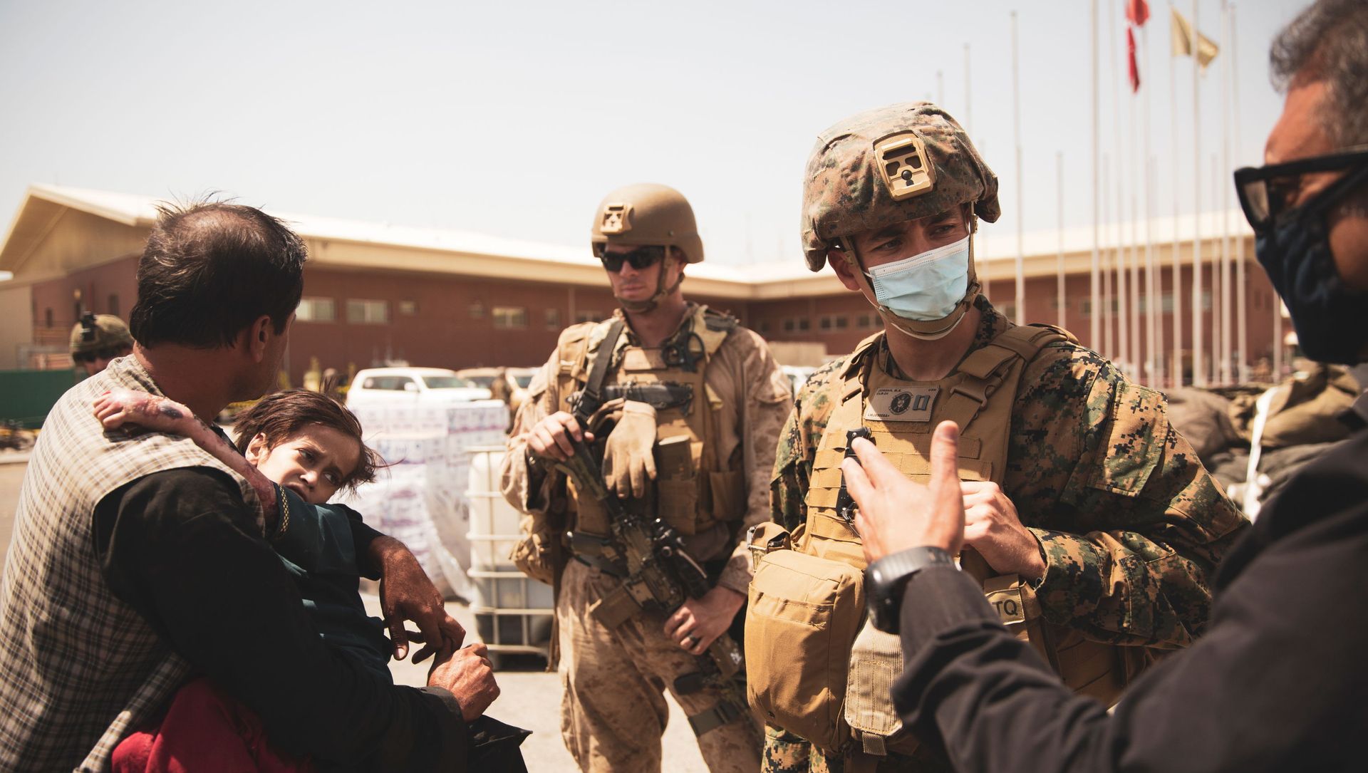 A U.S. Navy medical surgeon with the 24th Marine Expeditionary Unit (MEU) talks to an interpreter as he provides medical assistance to a family during an evacuation at Hamid Karzai International Airport, Kabul, Afghanistan, August 21, 2021. Picture taken August 21, 2021 A U.S. Navy medical surgeon with the 24th Marine Expeditionary Unit (MEU) talks to an interpreter as he provides medical assistance to a family during an evacuation at Hamid Karzai International Airport, Kabul, Afghanistan, August 21, 2021. Picture taken August 21, 2021 - Sputnik International, 1920, 24.08.2021