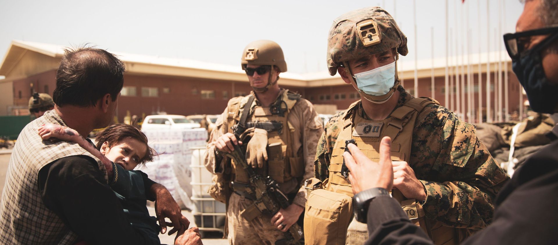 A U.S. Navy medical surgeon with the 24th Marine Expeditionary Unit (MEU) talks to an interpreter as he provides medical assistance to a family during an evacuation at Hamid Karzai International Airport, Kabul, Afghanistan, August 21, 2021. Picture taken August 21, 2021 A U.S. Navy medical surgeon with the 24th Marine Expeditionary Unit (MEU) talks to an interpreter as he provides medical assistance to a family during an evacuation at Hamid Karzai International Airport, Kabul, Afghanistan, August 21, 2021. Picture taken August 21, 2021 - Sputnik International, 1920, 24.08.2021