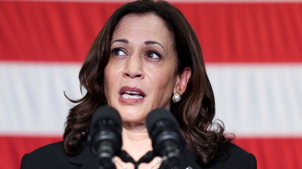 U.S. Vice President Kamala Harris speaks to troops as she visits the USS Tulsa in Singapore, August 23, 2021. REUTERS/Evelyn Hockstein/Pool - Sputnik International