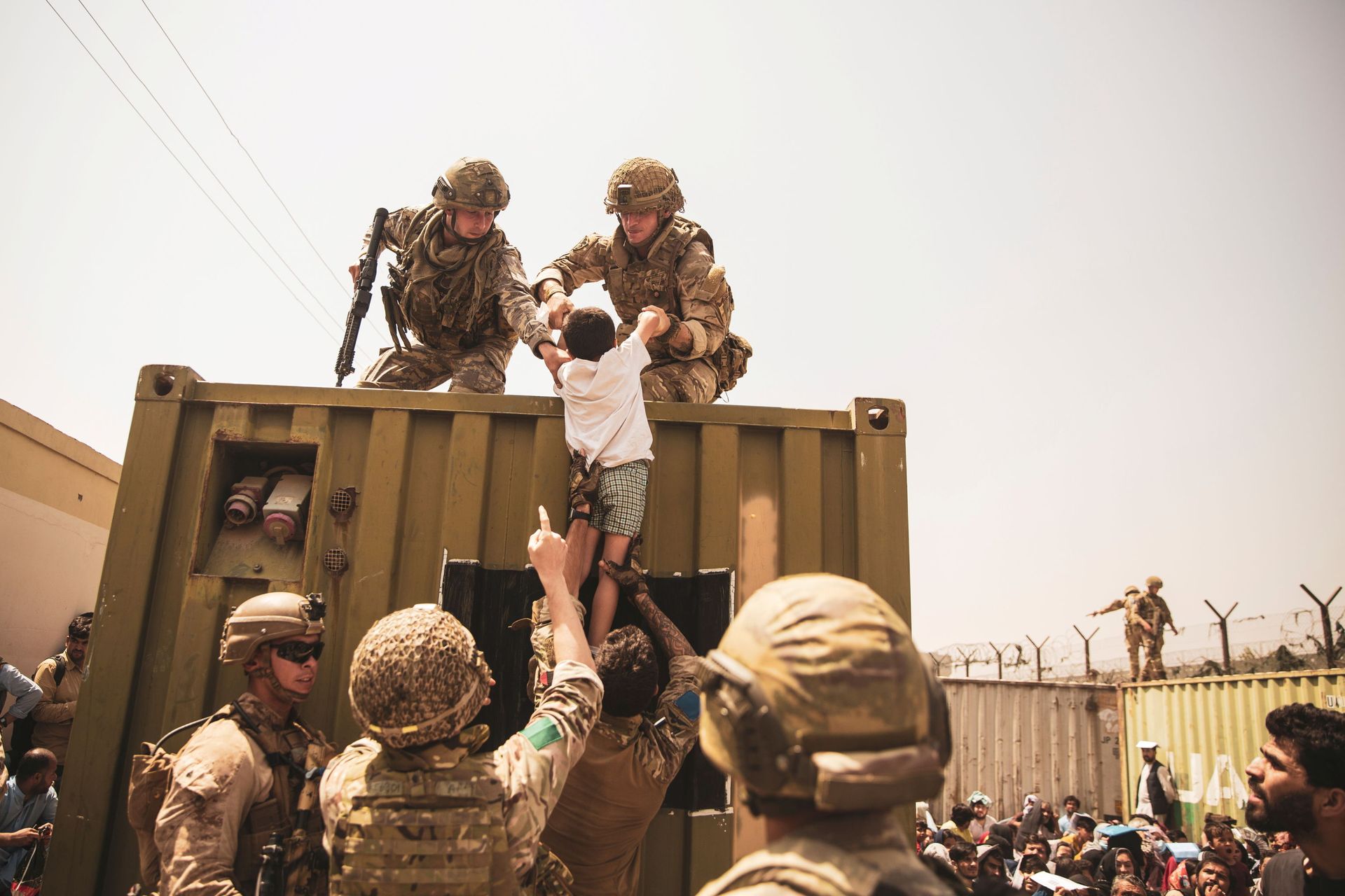 UK coalition forces, Turkish coalition forces, and U.S. Marines assist a child during an evacuation at Hamid Karzai International Airport, Kabul, Afghanistan, in this photo taken on August 20, 2021 UK coalition forces, Turkish coalition forces, and U.S. Marines assist a child during an evacuation at Hamid Karzai International Airport, Kabul, Afghanistan, in this photo taken on August 20, 2021 - Sputnik International, 1920, 07.09.2021
